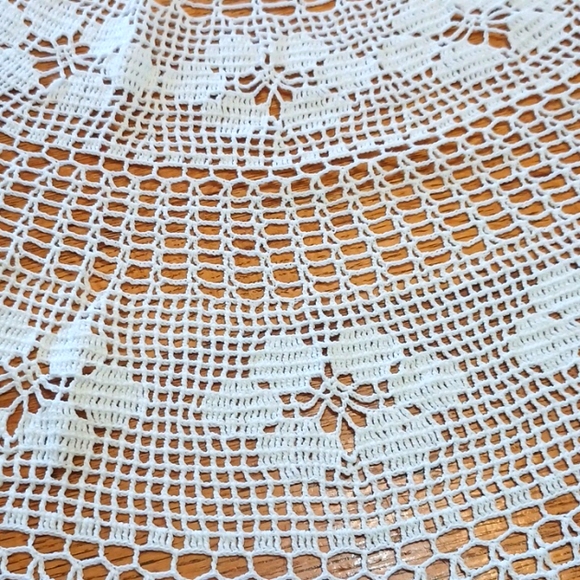 60" round hand crocheted tablecloth 5525 - Picture 3 of 5